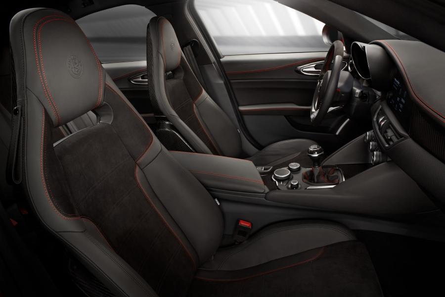 Интерьер Alfa Romeo Giulia Quadrifoglio (952) 2016 года  (NA) (фото 77 из 86)